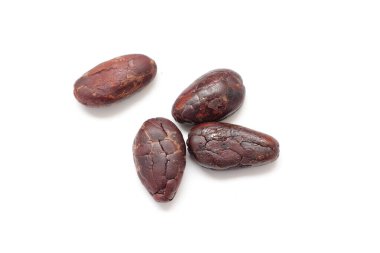 Kahverengi kavrulmuş kakao çekirdeğinden izole edilmiş. 