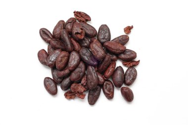 Kahverengi kavrulmuş kakao çekirdeğinden izole edilmiş. 