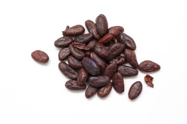 Kahverengi kavrulmuş kakao çekirdeğinden izole edilmiş. 