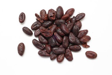 Kahverengi kavrulmuş kakao çekirdeğinden izole edilmiş. 