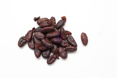 Kahverengi kavrulmuş kakao çekirdeğinden izole edilmiş. 