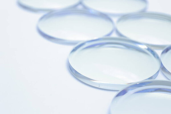 Крупный план очков на белом фоне 