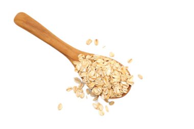 Beyaz arka planda yulaf ezmesi manzarası, yulaf ezmesi kahvaltısı. 