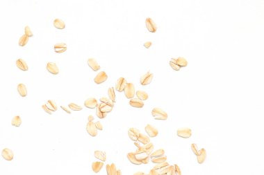 Beyaz arka planda yulaf ezmesi manzarası, yulaf ezmesi kahvaltısı. 