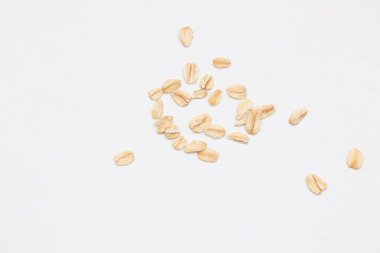 Beyaz arka planda yulaf ezmesi manzarası, yulaf ezmesi kahvaltısı. 