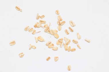 Beyaz arka planda yulaf ezmesi manzarası, yulaf ezmesi kahvaltısı. 