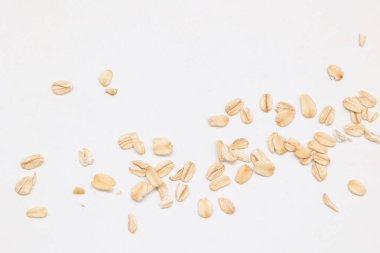 Beyaz arka planda yulaf ezmesi manzarası, yulaf ezmesi kahvaltısı. 