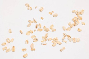 Beyaz arka planda yulaf ezmesi manzarası, yulaf ezmesi kahvaltısı. 