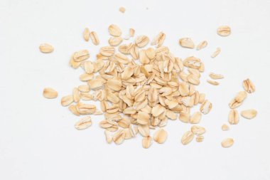 Beyaz arka planda yulaf ezmesi manzarası, yulaf ezmesi kahvaltısı. 