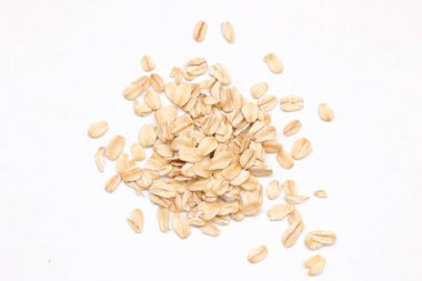 Beyaz arka planda yulaf ezmesi manzarası, yulaf ezmesi kahvaltısı. 