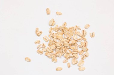 Beyaz arka planda yulaf ezmesi manzarası, yulaf ezmesi kahvaltısı. 