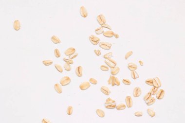 Beyaz arka planda yulaf ezmesi manzarası, yulaf ezmesi kahvaltısı. 