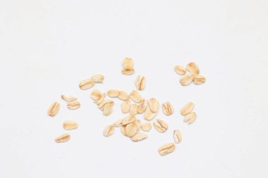 Beyaz arka planda yulaf ezmesi manzarası, yulaf ezmesi kahvaltısı. 