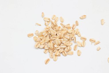 Beyaz arka planda yulaf ezmesi manzarası, yulaf ezmesi kahvaltısı. 