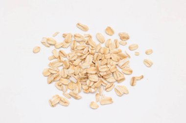 Beyaz arka planda yulaf ezmesi manzarası, yulaf ezmesi kahvaltısı. 