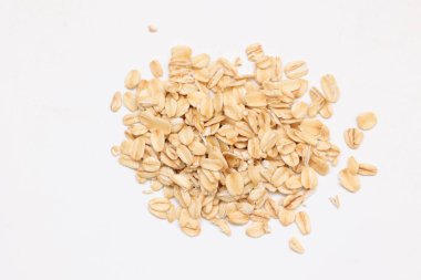 Beyaz arka planda yulaf ezmesi manzarası, yulaf ezmesi kahvaltısı. 