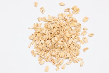 Beyaz arka planda yulaf ezmesi manzarası, yulaf ezmesi kahvaltısı. 