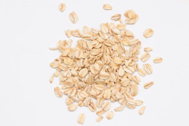 Beyaz arka planda yulaf ezmesi manzarası, yulaf ezmesi kahvaltısı. 