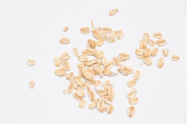 Beyaz arka planda yulaf ezmesi manzarası, yulaf ezmesi kahvaltısı. 