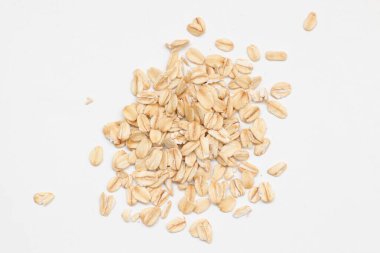 Beyaz arka planda yulaf ezmesi manzarası, yulaf ezmesi kahvaltısı. 