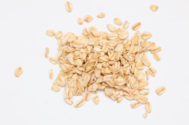 Beyaz arka planda yulaf ezmesi manzarası, yulaf ezmesi kahvaltısı. 