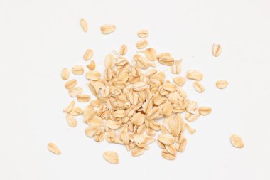 Beyaz arka planda yulaf ezmesi manzarası, yulaf ezmesi kahvaltısı. 