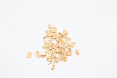 Beyaz arka planda yulaf ezmesi manzarası, yulaf ezmesi kahvaltısı. 