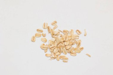 Beyaz arka planda yulaf ezmesi manzarası, yulaf ezmesi kahvaltısı. 