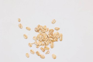 Beyaz arka planda yulaf ezmesi manzarası, yulaf ezmesi kahvaltısı. 