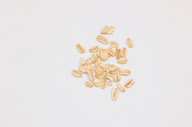 Beyaz arka planda yulaf ezmesi manzarası, yulaf ezmesi kahvaltısı. 