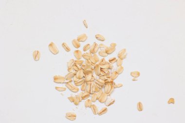 Beyaz arka planda yulaf ezmesi manzarası, yulaf ezmesi kahvaltısı. 