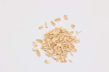 Beyaz arka planda yulaf ezmesi manzarası, yulaf ezmesi kahvaltısı. 