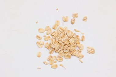 Beyaz arka planda yulaf ezmesi manzarası, yulaf ezmesi kahvaltısı. 