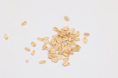 Beyaz arka planda yulaf ezmesi manzarası, yulaf ezmesi kahvaltısı. 