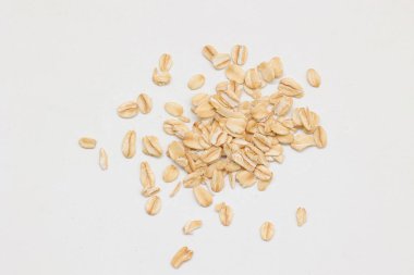 Beyaz arka planda yulaf ezmesi manzarası, yulaf ezmesi kahvaltısı. 