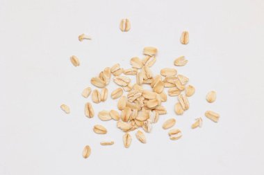 Beyaz arka planda yulaf ezmesi manzarası, yulaf ezmesi kahvaltısı. 