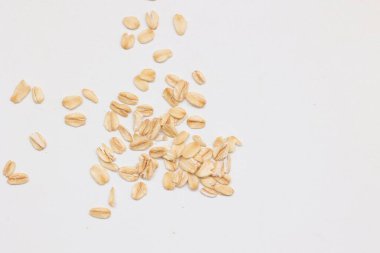 Beyaz arka planda yulaf ezmesi manzarası, yulaf ezmesi kahvaltısı. 