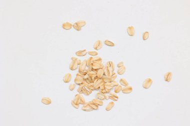 Beyaz arka planda yulaf ezmesi manzarası, yulaf ezmesi kahvaltısı. 