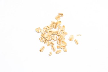 Beyaz arka planda yulaf ezmesi manzarası, yulaf ezmesi kahvaltısı. 