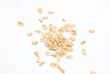 Beyaz arka planda yulaf ezmesi manzarası, yulaf ezmesi kahvaltısı. 