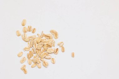 Beyaz arka planda yulaf ezmesi manzarası, yulaf ezmesi kahvaltısı. 