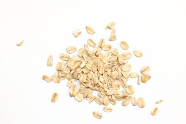 Beyaz arka planda yulaf ezmesi manzarası, yulaf ezmesi kahvaltısı. 