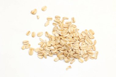 Beyaz arka planda yulaf ezmesi manzarası, yulaf ezmesi kahvaltısı. 