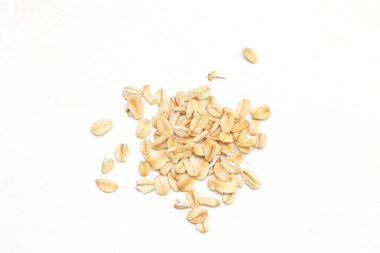 Beyaz arka planda yulaf ezmesi manzarası, yulaf ezmesi kahvaltısı. 