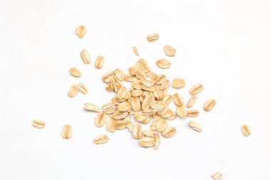 Beyaz arka planda yulaf ezmesi manzarası, yulaf ezmesi kahvaltısı. 