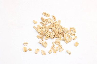 Beyaz arka planda yulaf ezmesi manzarası, yulaf ezmesi kahvaltısı. 