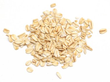 Beyaz arka planda yulaf ezmesi manzarası, yulaf ezmesi kahvaltısı. 