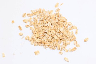 Beyaz arka planda yulaf ezmesi manzarası, yulaf ezmesi kahvaltısı. 