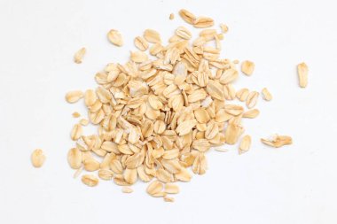 Beyaz arka planda yulaf ezmesi manzarası, yulaf ezmesi kahvaltısı. 