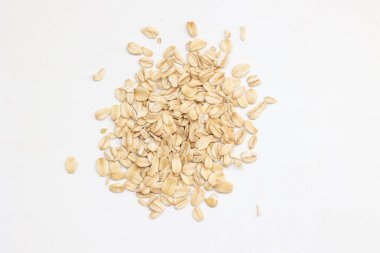 Beyaz arka planda yulaf ezmesi manzarası, yulaf ezmesi kahvaltısı. 